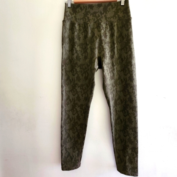 Buff Bunny Camouflage High-Waisted Leggings Size X-Large - Picture 1 of 7